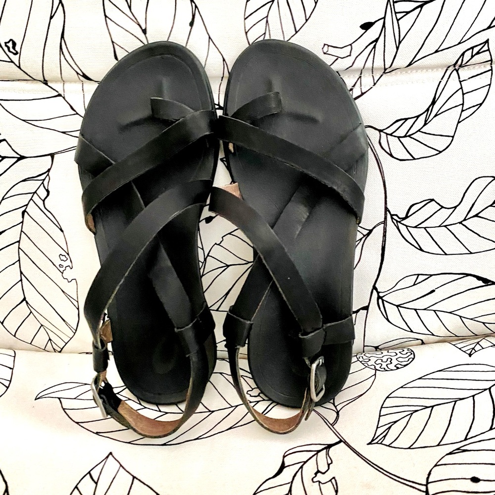 Olukai Upena black sandal size 7. Like NEW.